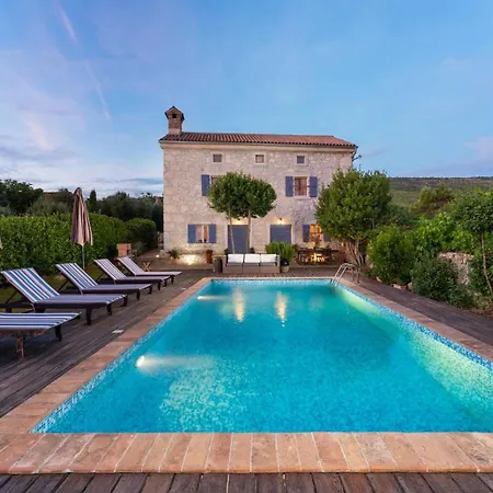 Lauriana Villa