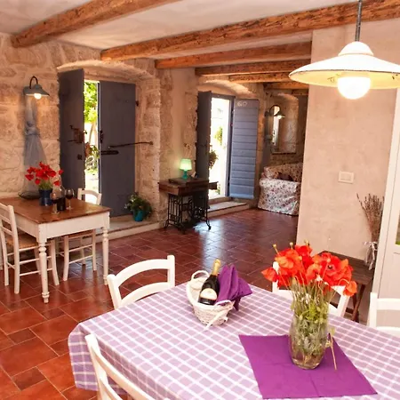 Lauriana Villa